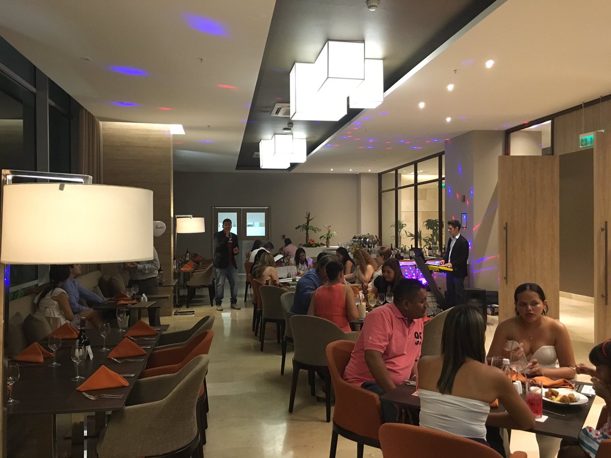 MadeiraHi's tweet photo. Una cena, musica y la compañia de las mujeres https://t.co/QFrv1vr9Mo