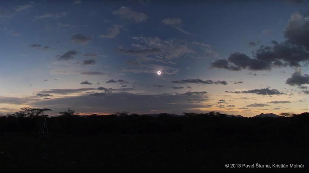 ninaAFS's tweet photo. Total solar eclipse occure in indonesia https://t.co/jYPocCgLka