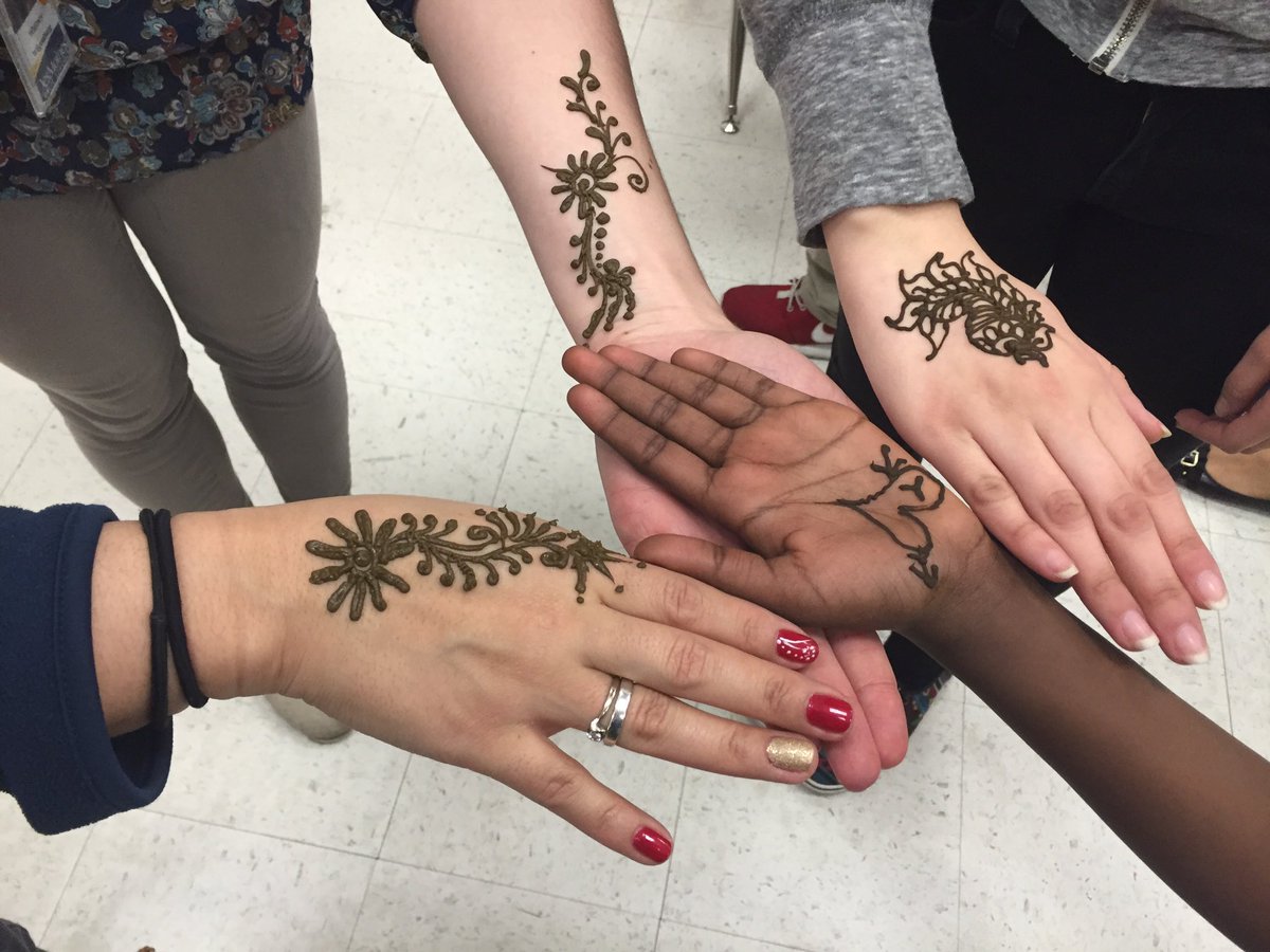 BediOrtega's tweet photo. #Henna @AmosHiatt culture night https://t.co/TcBZ6HfMAW