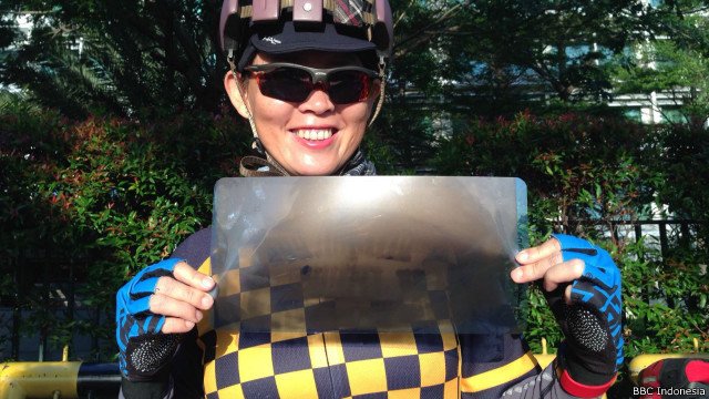 Untuk menyaksikan gerhana matahari, Agatha membawa foto rontgen giginya. bbc.in/24PyxCu