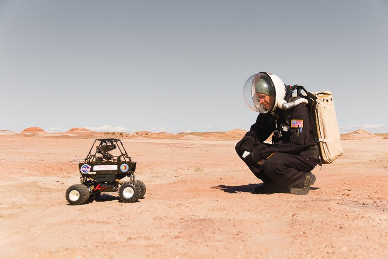 mdrs_crew165's tweet photo. Hey, WALL-E. @TheMarsSociety #Mars #Rover #Science #Marsonaut #Astronaut #MDRS #日本火星協会 https://t.co/FgRgDv5RxJ