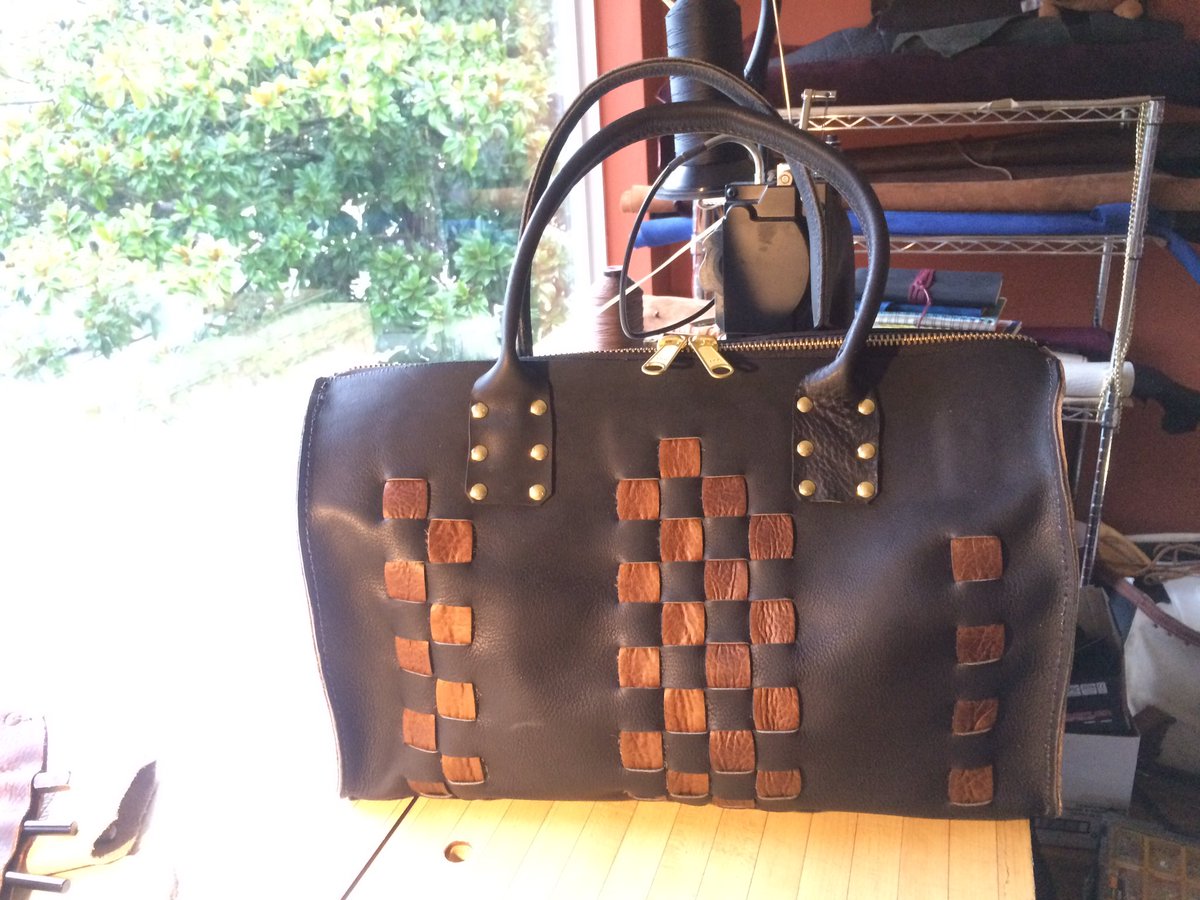 HonestLeather's tweet photo. #New #Bespoke #duffelbag #fullgrain Oil tanned #Cowhide + #bison. #handcrafted at #honestleathergoods in #Seattle https://t.co/1vLSfKG22t