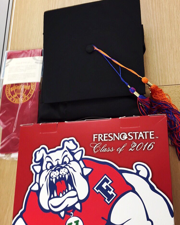 rockdrizzy's tweet photo. Got my grad box🐾🎓 https://t.co/AYvJCdzz5m