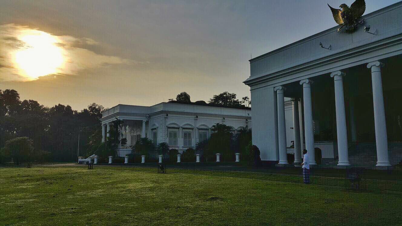 Presiden Joko Widodo melihat Gerhana Matahari dari Istana Bogor. Twitter @Jokowi