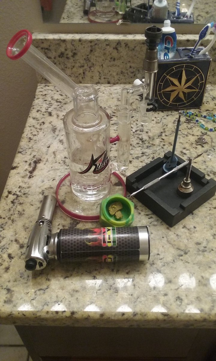 mmafanz0ne's tweet photo. I got a new recycler for the rig #gravlabs #killaglass #dabcity https://t.co/9kIfK8i0rQ