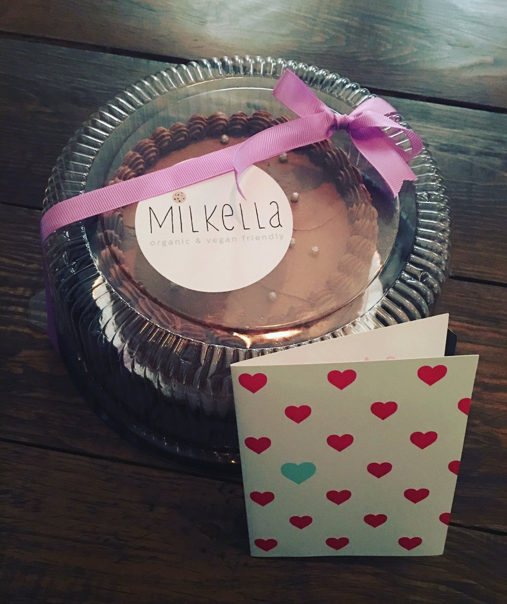 Empiezan las sorpresas precumpleaños !!! 😍 gracias a mis complices <a href="/MpwMexico/">Maite Perroni World México</a> Los amo que rico regalo <a href="/MilkellaMX/">Milkella</a>