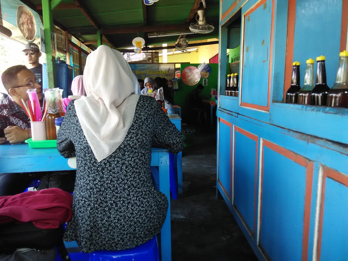 nata_88's tweet photo. Warunge rung bukak, seng antri wes akeh 😓😓 #mieayambutumini https://t.co/L46cIAg5QZ