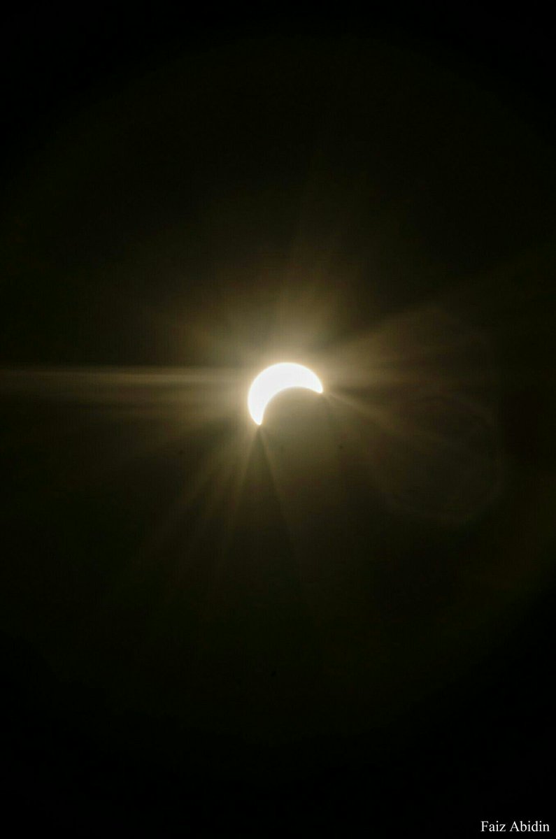 amierazrul's tweet photo. Best solar eclipse photos in 2016. Allah is The Almighty.

#Eclipse2016 https://t.co/IOM7AEynHu