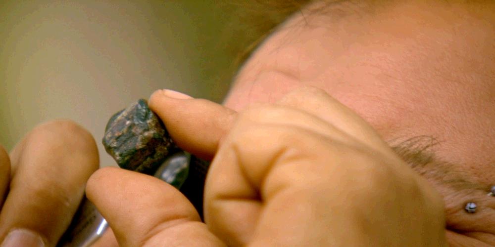 How do you know a gem isn't fake? Find out now as the #MineHunters travel to Zambia in search of pure emeralds!