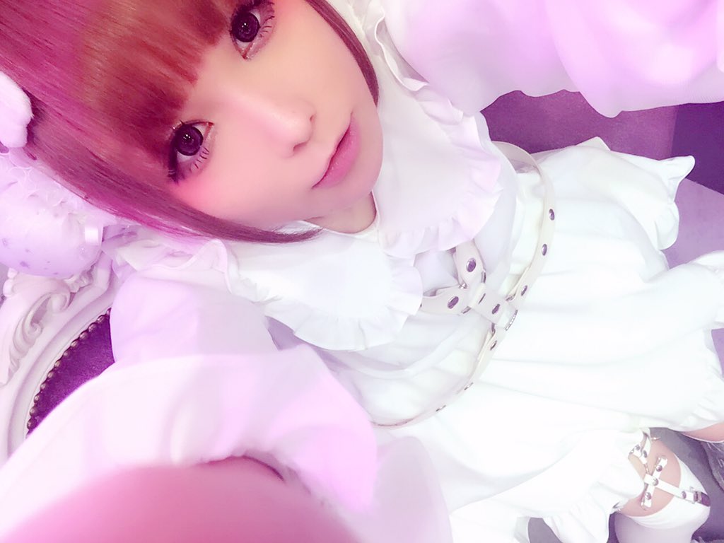 sxexnxa's tweet photo. 昨日は白いシーンでCandye♡Syrupで買ったお砂糖ワンピを着たよ https://t.co/7ZUCdxnvNc