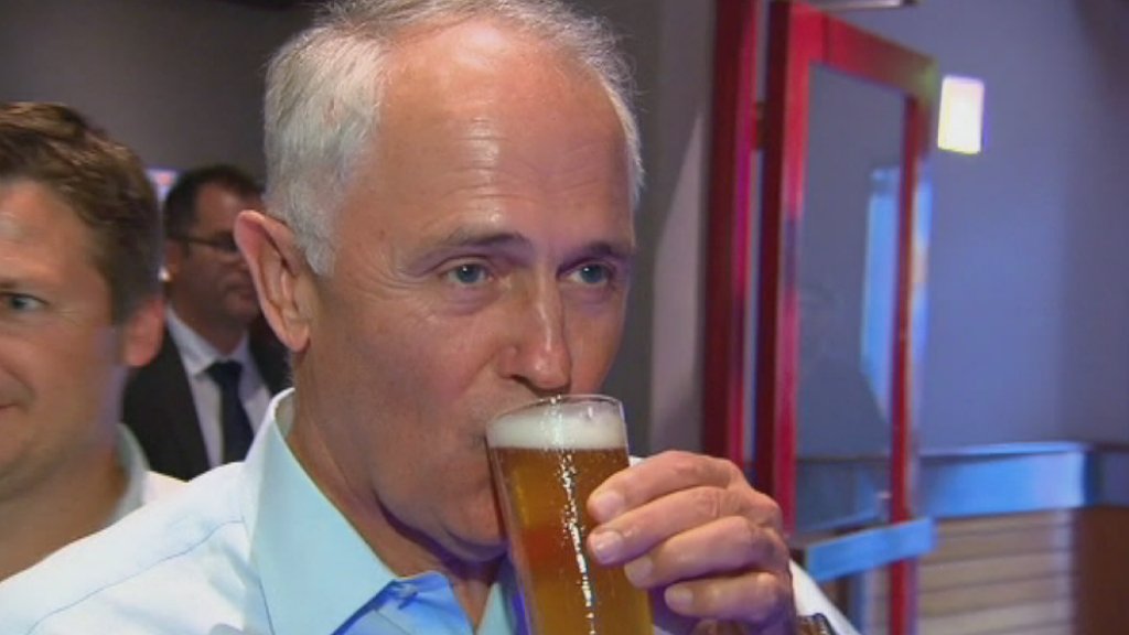 MattDoran91's tweet photo. It's beginning to look a lot like a campaign. The PM sinking a beer with punters in #Adelaide @abcnews #auspol https://t.co/nzT6UOZibs