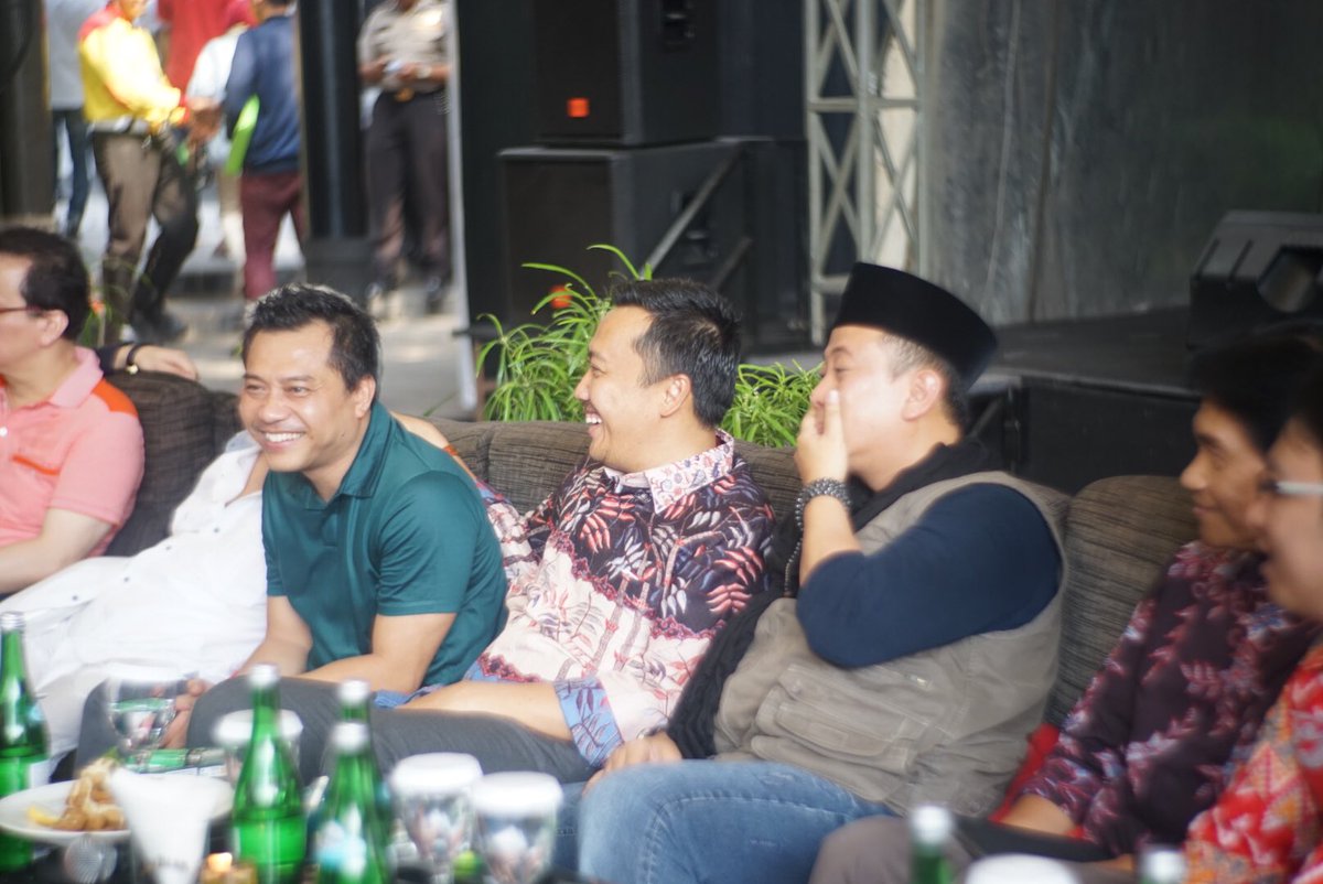 djayawarman's tweet photo. Akrab nongkrong bareng  #HariMusikNasional @imam_nahrawi @ananghijau @BENSLEO_ID @opick_tomboati1  @KEMENPORA_RI https://t.co/NMQtnns07B