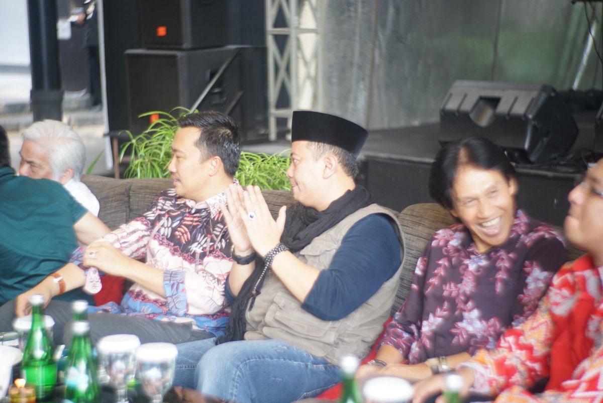 djayawarman's tweet photo. Akrab nongkrong bareng  #HariMusikNasional @imam_nahrawi @ananghijau @BENSLEO_ID @opick_tomboati1  @KEMENPORA_RI https://t.co/NMQtnns07B