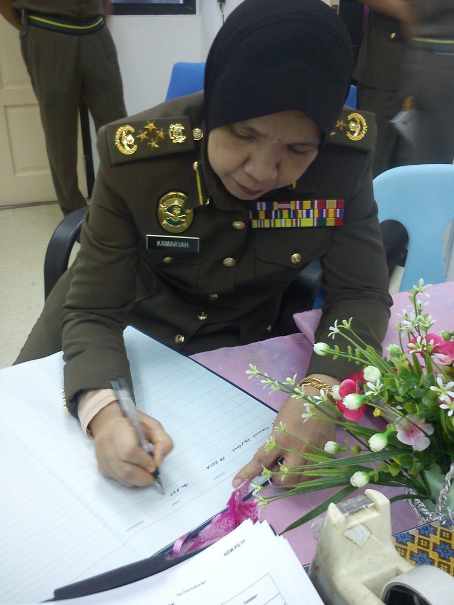 RELASamarahan's tweet photo. 9/3/16 - Lawatan Kerja Rasmi Ybhg. Datuk @KPrelamalaysia ke Pejbt @RELASamarahan @RINIBINTUPONG @KDNPUTRAJAYA https://t.co/nJISLECmQk