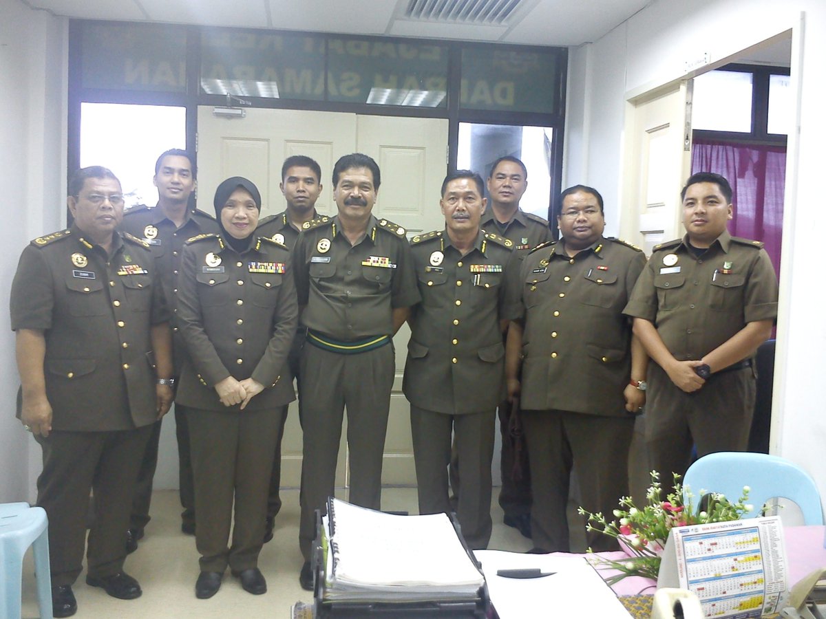 RELASamarahan's tweet photo. 9/3/16 - Lawatan Kerja Rasmi Ybhg. Datuk @KPrelamalaysia ke Pejbt @RELASamarahan @RINIBINTUPONG @KDNPUTRAJAYA https://t.co/nJISLECmQk