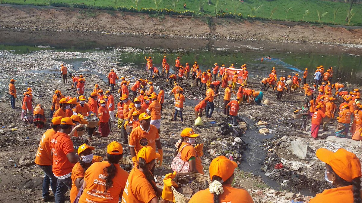 SwachhBharatGov's tweet image. Cleanliness drive in Vijayawada by volunteers of #SwachhBharat &amp;amp; NGO Kaliki. Retweet to applaud them for their work.