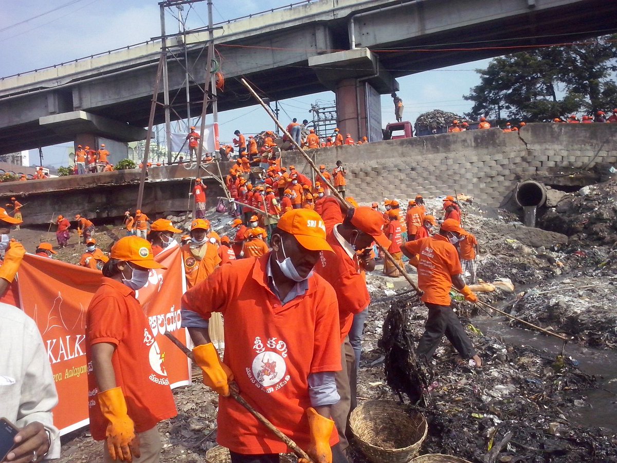 SwachhBharatGov's tweet image. Cleanliness drive in Vijayawada by volunteers of #SwachhBharat &amp;amp; NGO Kaliki. Retweet to applaud them for their work.