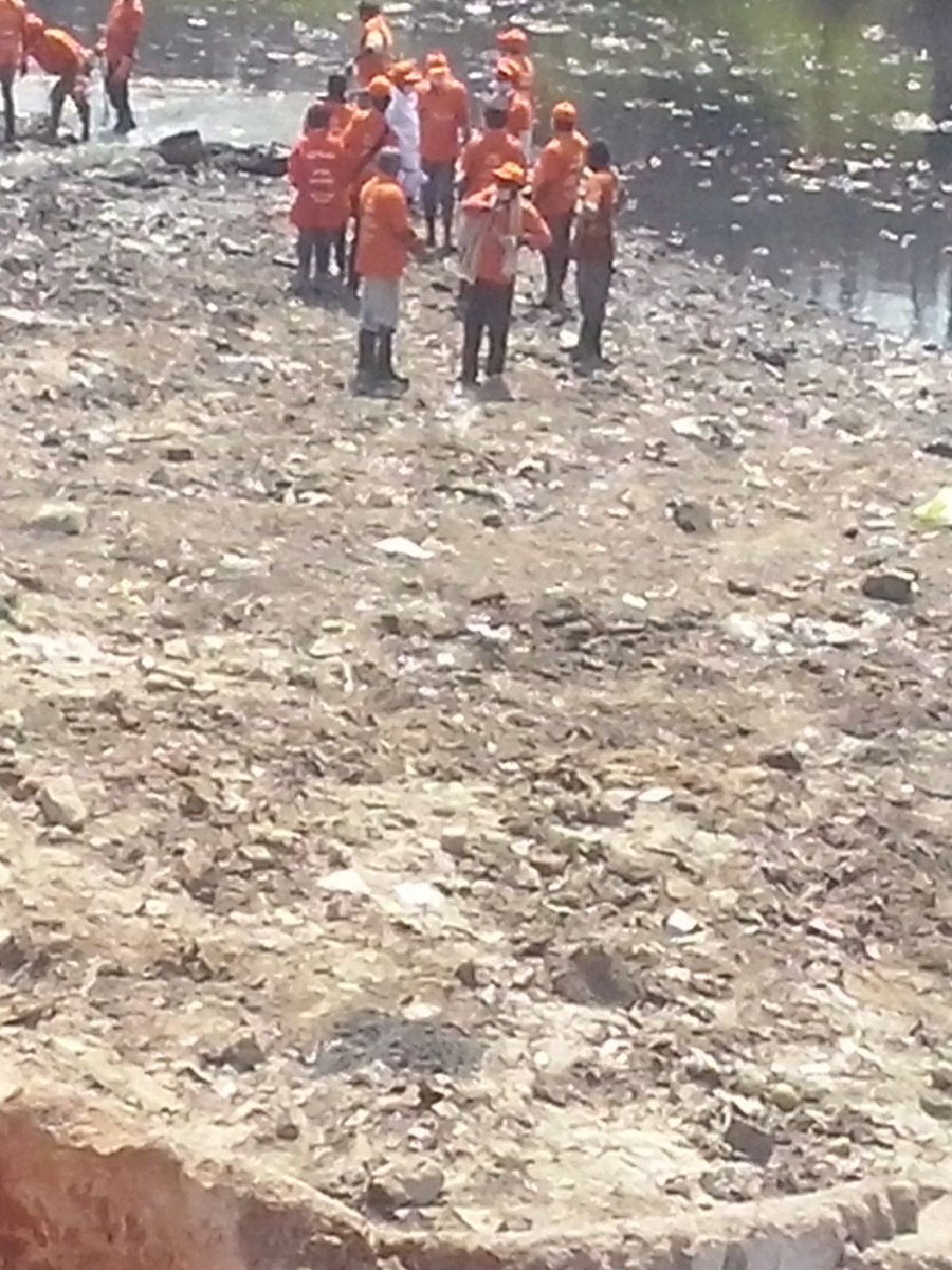 SwachhBharatGov's tweet image. Cleanliness drive in Vijayawada by volunteers of #SwachhBharat &amp;amp; NGO Kaliki. Retweet to applaud them for their work.