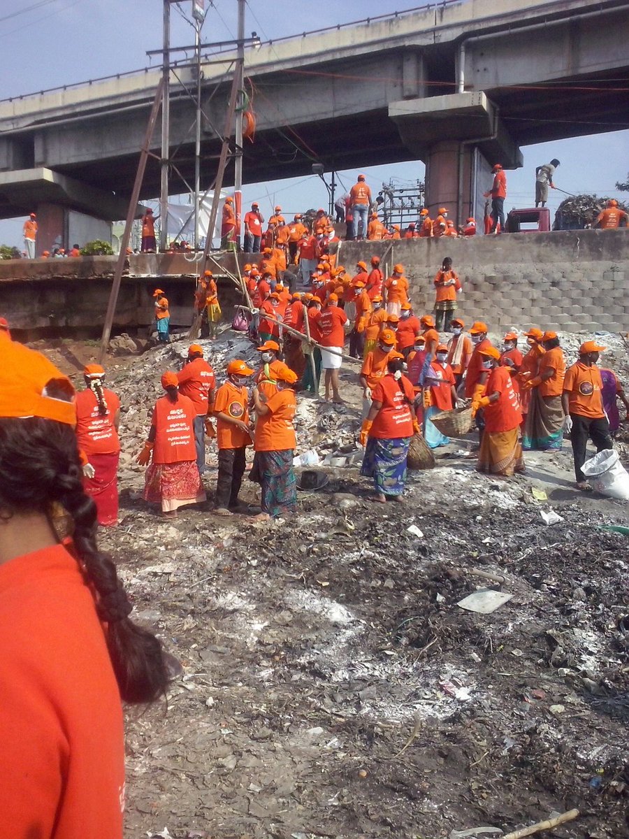 SwachhBharatGov's tweet image. Cleanliness drive in Vijayawada by volunteers of #SwachhBharat &amp;amp; NGO Kaliki. Retweet to applaud them for their work.