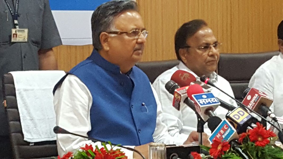 ChhattisgarhCMO's tweet photo. मुख्यमंत्री @drramansingh प्रेस वार्ता को संबोधित करते हुए.
#CGBudget2016 https://t.co/D3AWLCUgD5