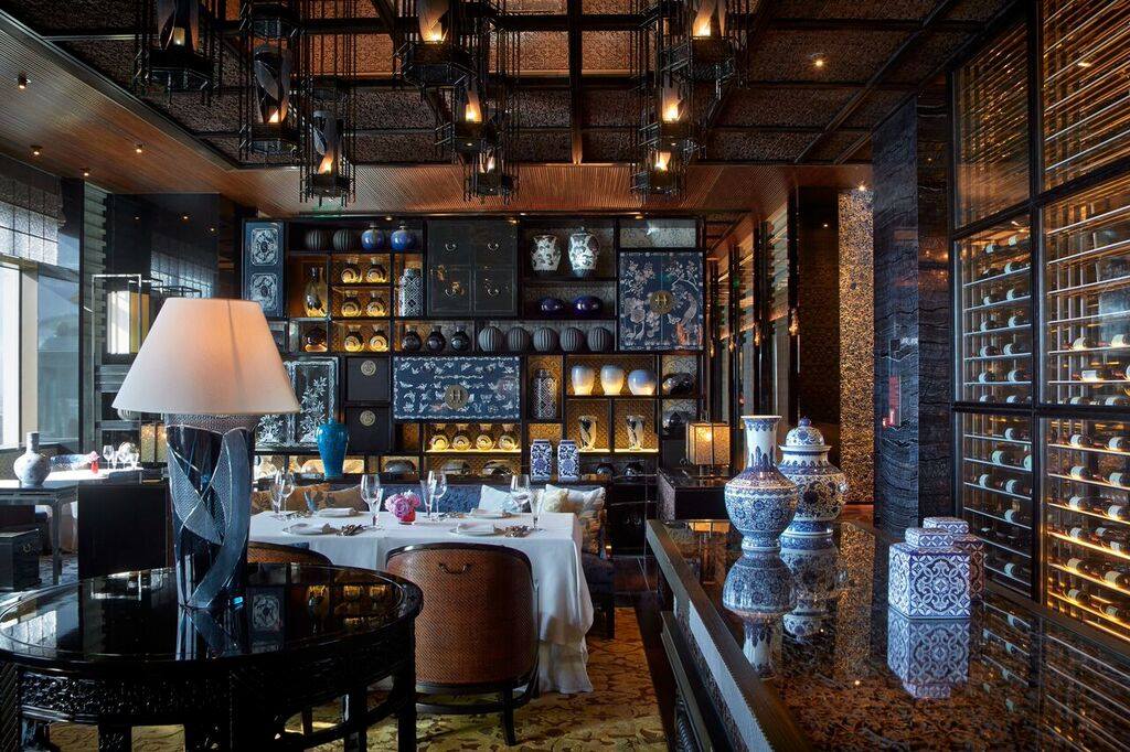 Moving to the 51st floor, the décor of Lai Heen honors its Cantonese menu with displays of classic Chinese #pottery.