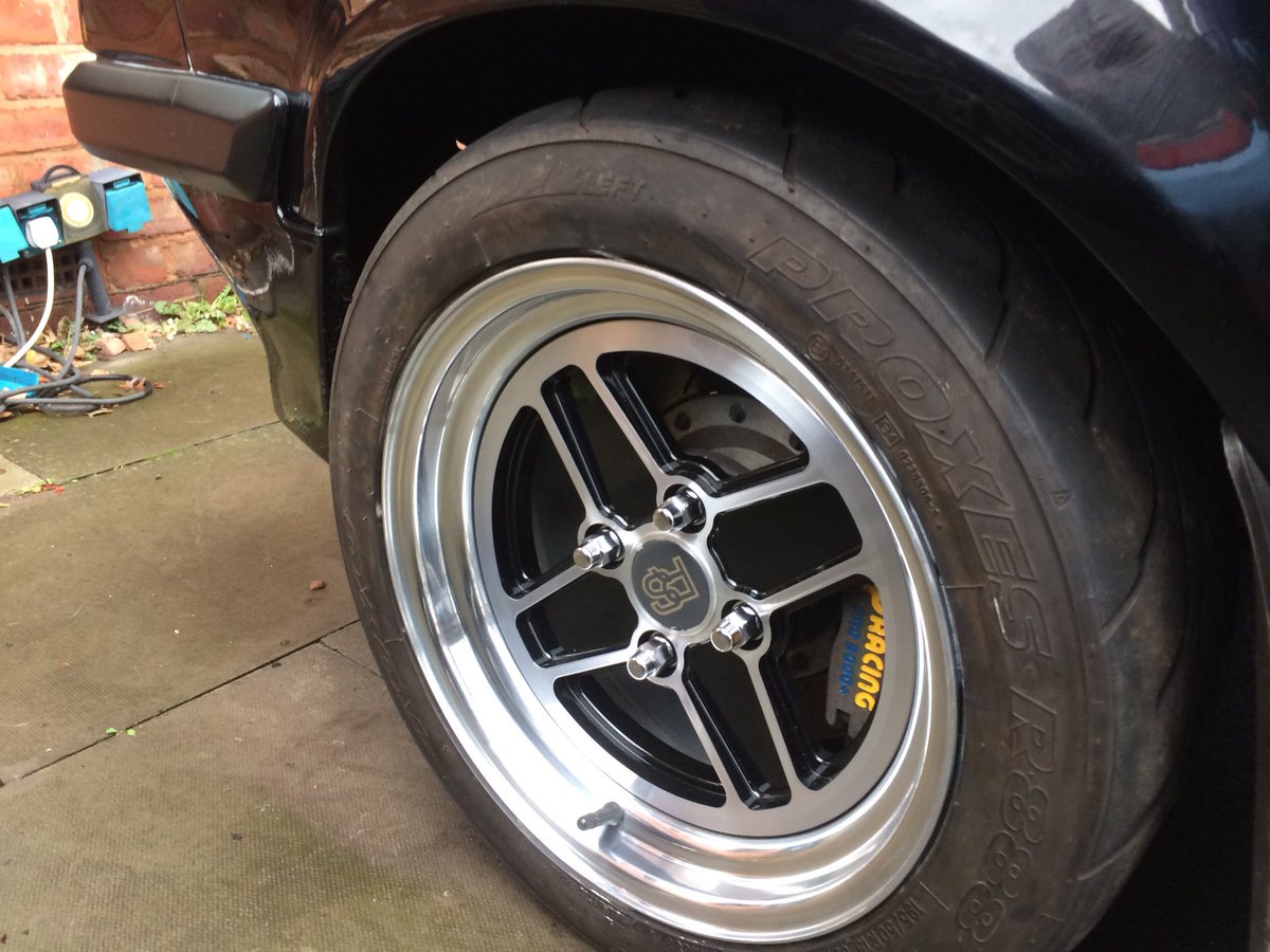 xpackboy's tweet photo. New wheels on the beast👍#mk2 mk2 #escort #OldSkool #ford #oldskoolford #retroride https://t.co/HlfOT4H9nE