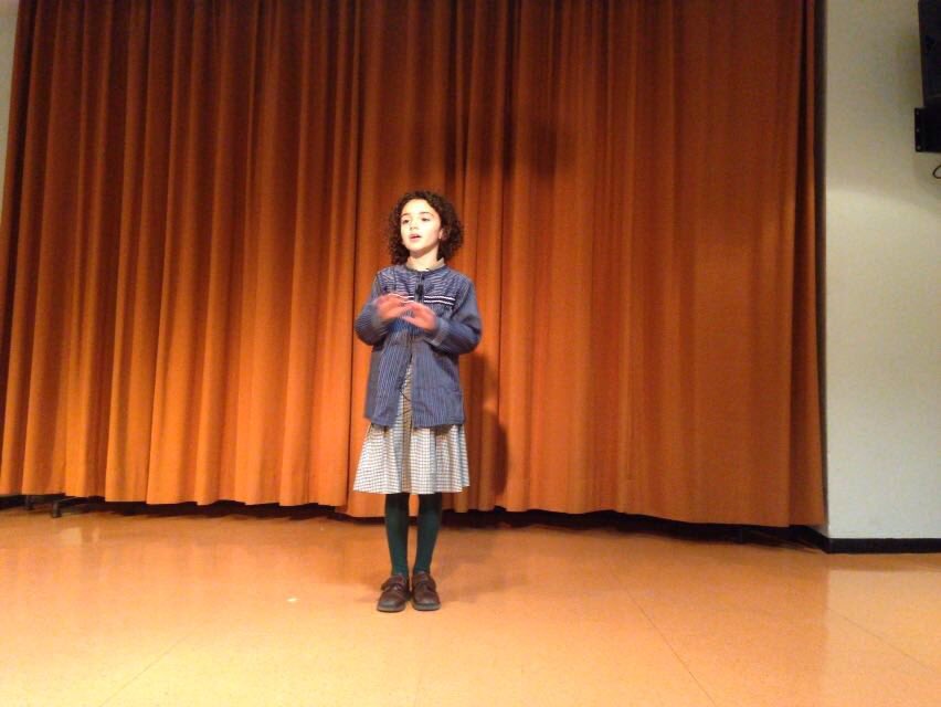 C_E_Marni's tweet photo. #fallasMarni2016 Empezamos la final de #poesía de 1º y 2º de primaria #DJose presentando el concurso https://t.co/I8YGgINjyK