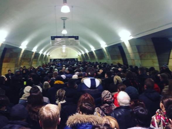 Московское метро утром. Давка в метро Москва. Час пик в метро в Москве. Очередь в Московское метро. Толпа в метро.