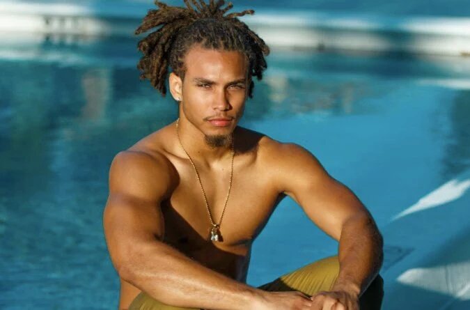 MiiiSera's tweet photo. How can someone be so fine ?? 😍😍😍😍 @ModelClinton https://t.co/62a54blsGP