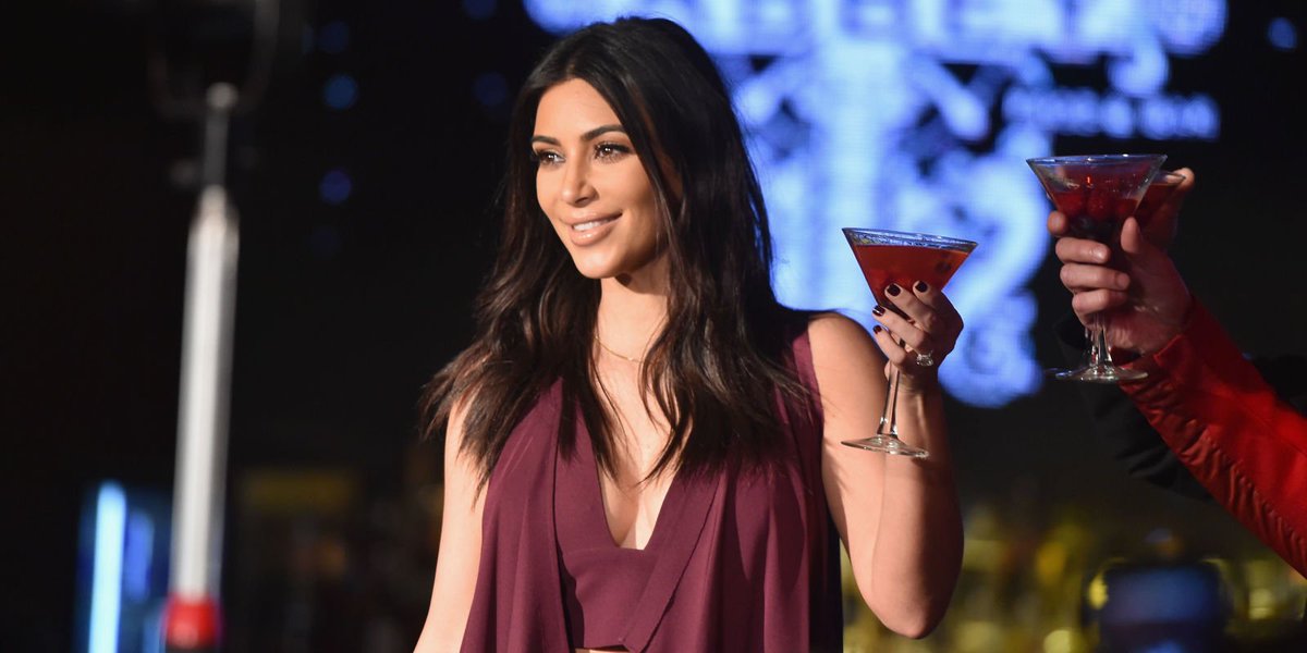 ELLEmagazine's tweet photo. Kim Kardashian can't BELIEVE you thought someone stole her phone and sent those tweets: https://t.co/qN7Hb6TLaz https://t.co/pKMYUrG0h3