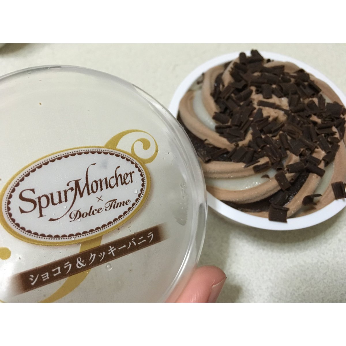 master_dnk's tweet photo. 今年1のアイス見つけた☻
昨日食べた紅茶&ストロベリーよりも、こちらのショコラ&クッキーバニラの方が好きやわ。
やはり赤城乳業はゴッド。
#今日のアイス
#akagi
#spurmoncher
#dolcetime https://t.co/bgTCKUNmxJ