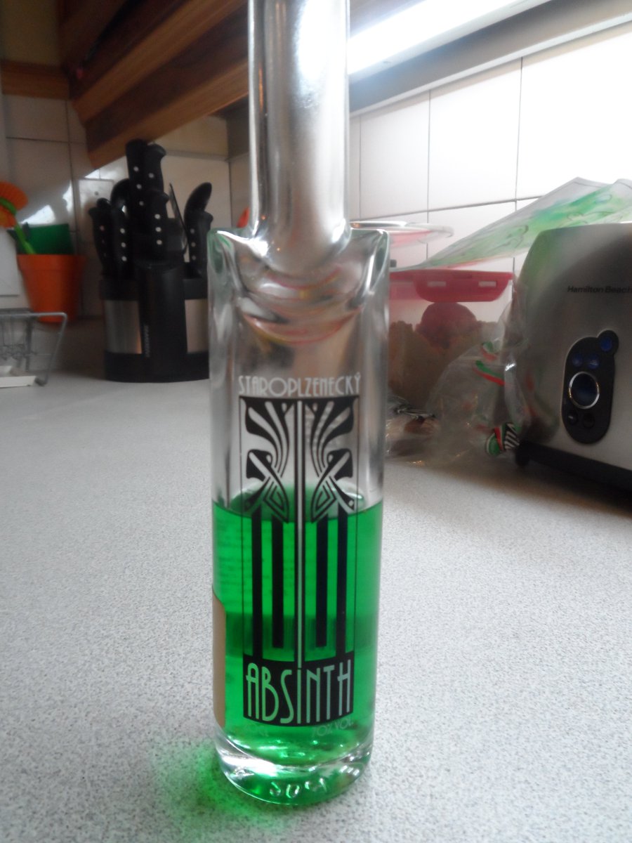 Escarioth's tweet photo. oh well.. cant sleep.. lets get it on with kiwi juice.....taste a bit spicy :P https://t.co/jgBbSzgcr3