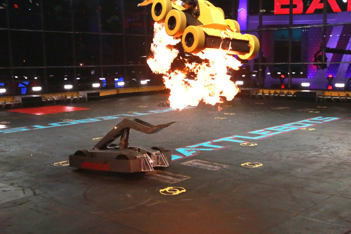 StingerTKB's tweet photo. @Warhead_UK @inertiabots  @battlebots I'm having flashbacks to BattleBots Season 1.... #BattleBots #FlyingonFire https://t.co/j9VtNsKSq7