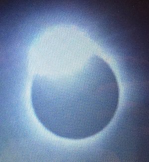 Mark_Lopa's tweet photo. Who says diamond rings aren't free? @Slooh #SloohEclipse https://t.co/A1Py7tpsOz