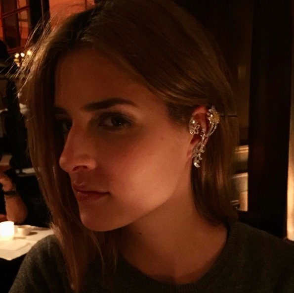 MarielleBYWORTH's tweet photo. Girls and Roses! #hotelcostesparis #girlsandroses #MARIJOLI #versacejacket #yellowdiamonds #pfw #parisfashionweek https://t.co/glPIRgd1Pm