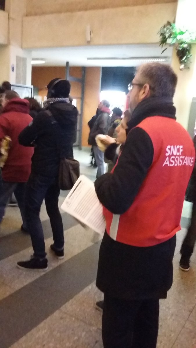 Caroline_PILLET's tweet photo. #garedepoissy #volontairedelinfo #tousmobilisés https://t.co/7QUdXxMSva