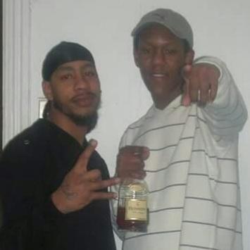daddyrsp27's tweet photo. Happy birthday app #ripApps #RipShan #reunited https://t.co/FJMp9eqNbO