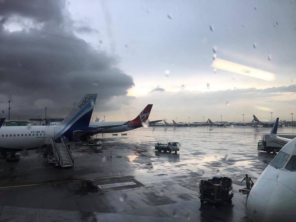 nikkgupta11's tweet photo. What a welcome - thundershowers 💦
#DubaiRain #HelloGlobalWarming https://t.co/UYLoCns66h https://t.co/NiOWZfh6v6
