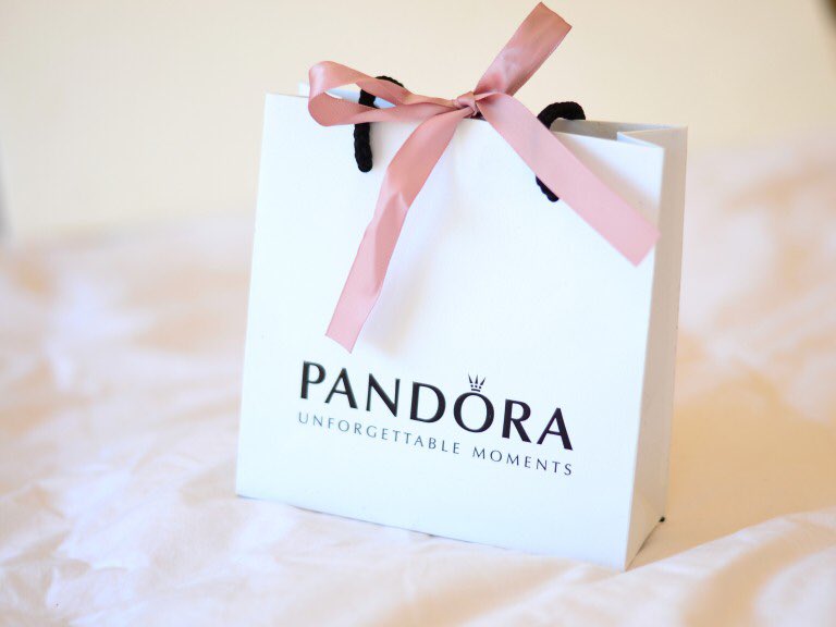 ArumLilea's tweet photo. Today on the blog I'm giving away a special package to one lucky lady 💗🌸 Enter on https://t.co/z6GfH4cA4h https://t.co/sm7PwQguqd