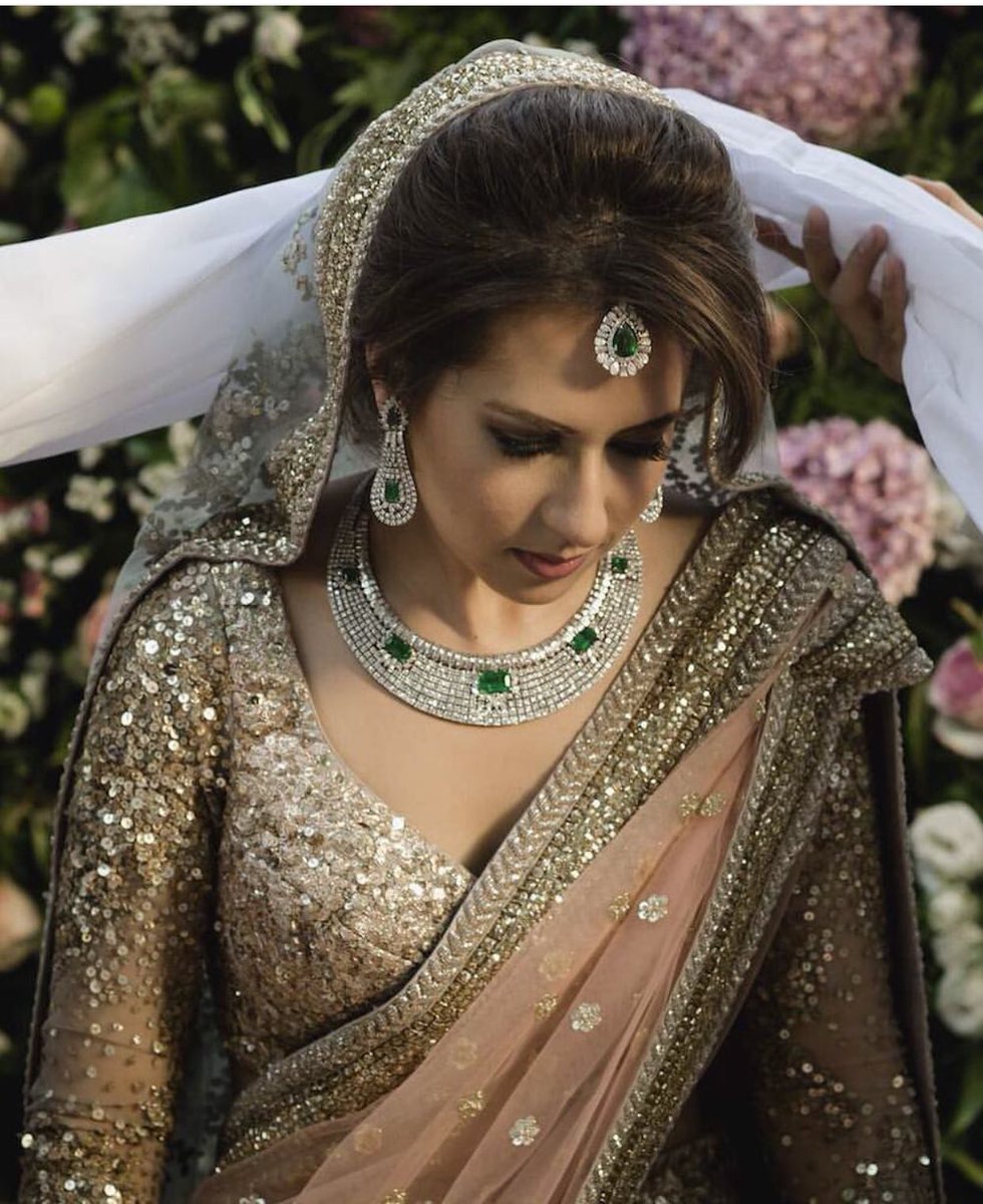 StudioSheen's tweet photo. Beautiful lehnga by @sabya_mukherjee as seen via @weddingsutra https://t.co/vLYwtXJxwz