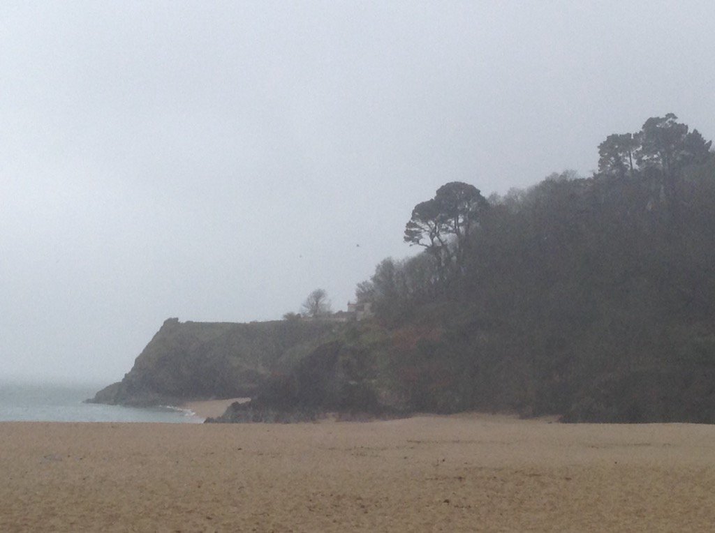 lindywildsmith's tweet photo. Rain swept Blackpool Sands for local steak n crab meat lunch @TheVenusCompany @Lovetheflavour #DevonGFW @RawSW https://t.co/tvIwGKFP92