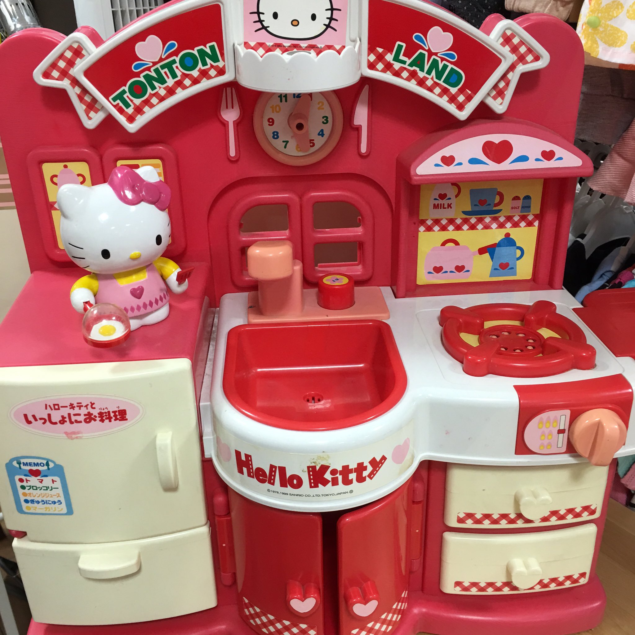 リサイクル子供服comacchioの店長 女の子が大好きなハローキティのままごとキッチンが入荷しました お安くなってますよー 使わなくなった子供服 ベビー用品 おもちゃ ベビーカー チャイルドシートなどお売り下さい 小牧市 春日井市