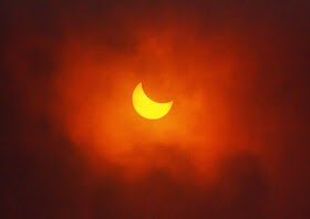 satyawinnie's tweet photo. Begini tampilan matahari &amp; bulan saat Gerhana Matahari Total di Ternate pagi tadi @indtravel #GMTTernate https://t.co/ZI4SS8UcXG