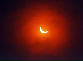 satyawinnie's tweet photo. Begini tampilan matahari &amp; bulan saat Gerhana Matahari Total di Ternate pagi tadi @indtravel #GMTTernate https://t.co/ZI4SS8UcXG