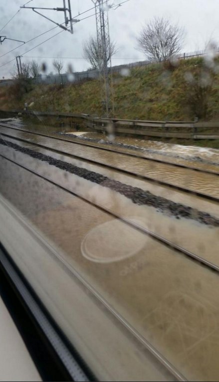 ChronandEcho's tweet photo. RAIL FLOODING: London Midland cancels ALL trains through Northampton https://t.co/LW1bhVpaAv https://t.co/S4A2EMeyyM