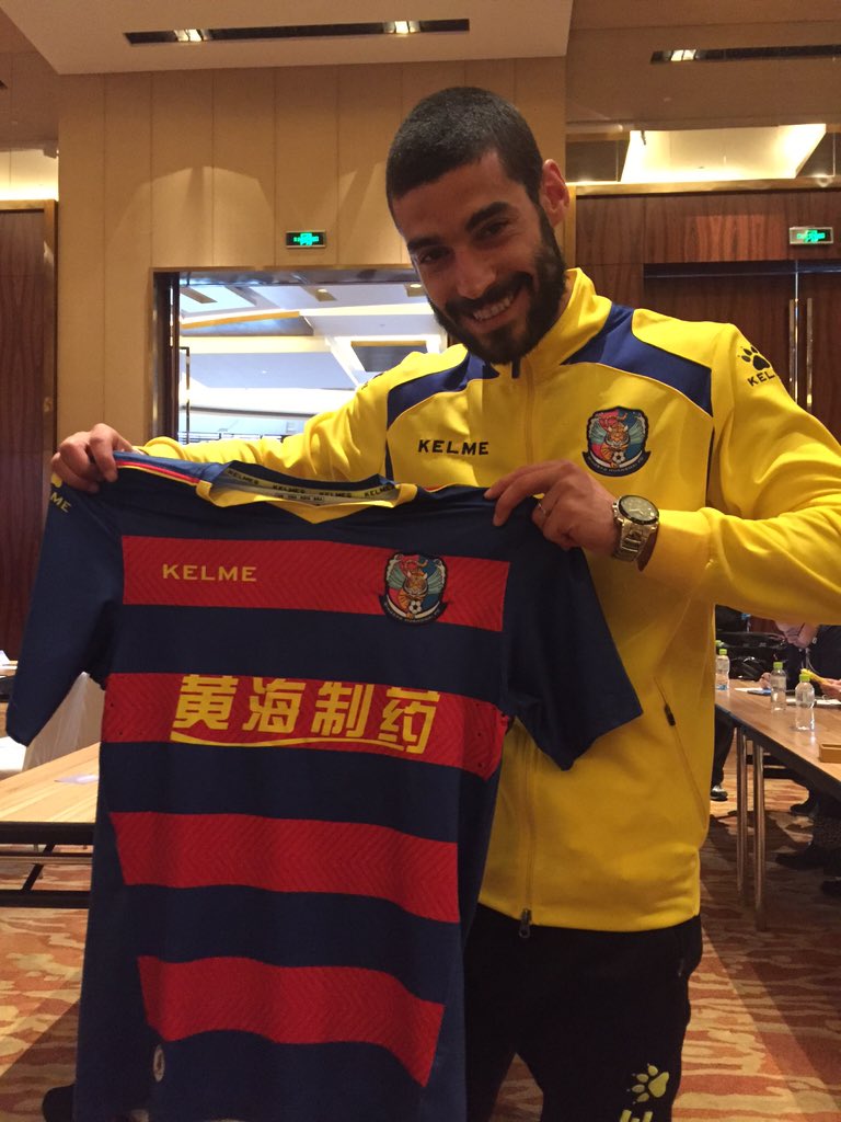 m_crespi_21's tweet photo. Presentación del equipo #QingdaoHuanghaiFC 🇨🇳👍🏻😑🐯 con el #TheBoss 😎🎩 https://t.co/uJzUnXGmFc