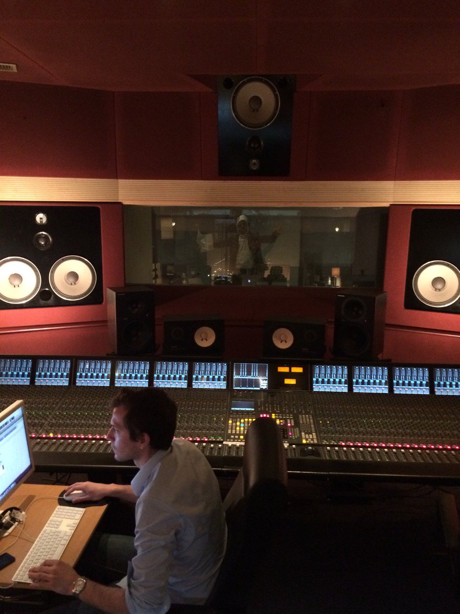 2018Officiel's tweet photo. Au studio bas de de suresnes https://t.co/nZ9KchsHod