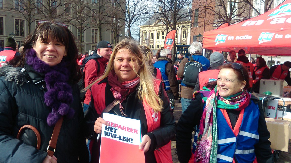 FNV'ers overhandigen kritiekboek met gevolgen #WWlek aan Kamerleden. Reparatie is hard nodig!
