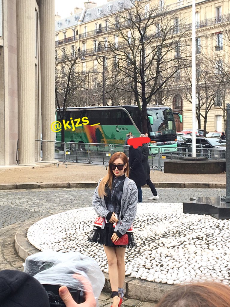 [PIC][03-03-2016]Tiffany khởi hành đi Pháp để tham dự "Paris Fashion Week 2016" vào sáng nay - Page 4 CdG9zuQWEAAoBNC