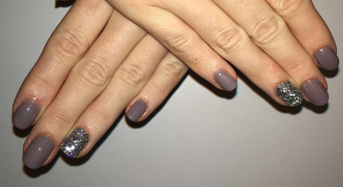 mks_GO_'s tweet photo. In love with my #gelish nails. Always last my over two weeks with no chipping for the gym💫💕#gel #nails #gym #nonchip https://t.co/vW2sdQv3rG